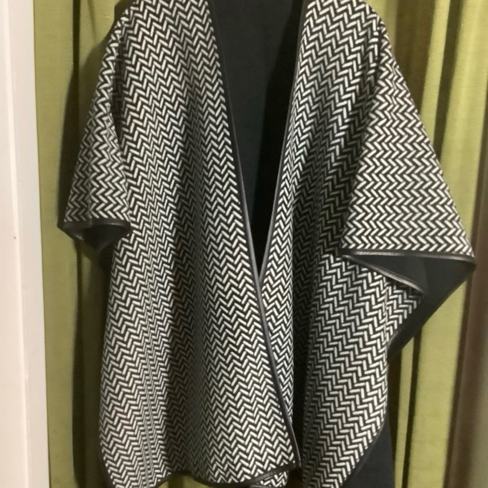 Black and White Geometric Print Poncho Patterned Black and White